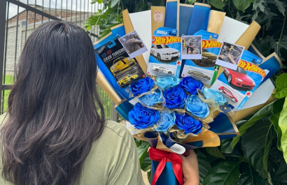 Regala flores azules y Hot Wheels este 3 de octubre y sorprende a tu pareja