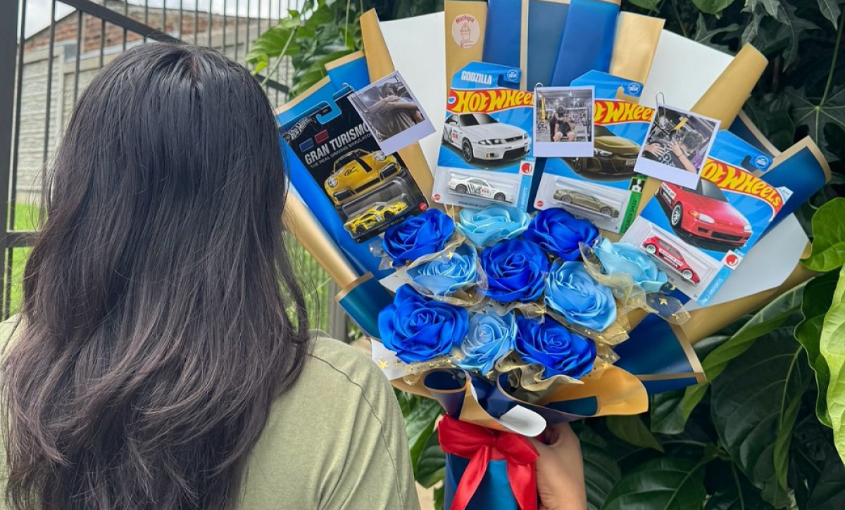 Regala flores azules y Hot Wheels este 3 de octubre y sorprende a tu pareja