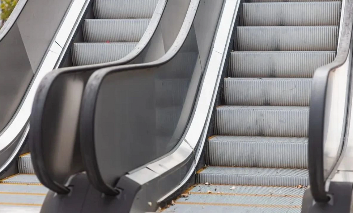 Tragedia en centro comercial: escalera eléctrica arranca el brazo a un niño de 2 años