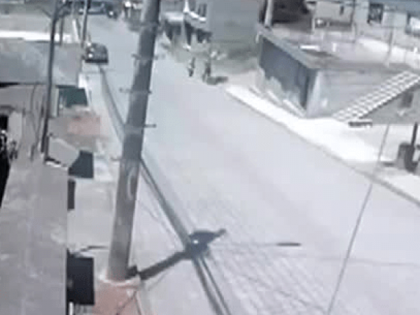 Vecinos persiguen a ladrones y prenden fuego a su moto en Calacalí, Quito