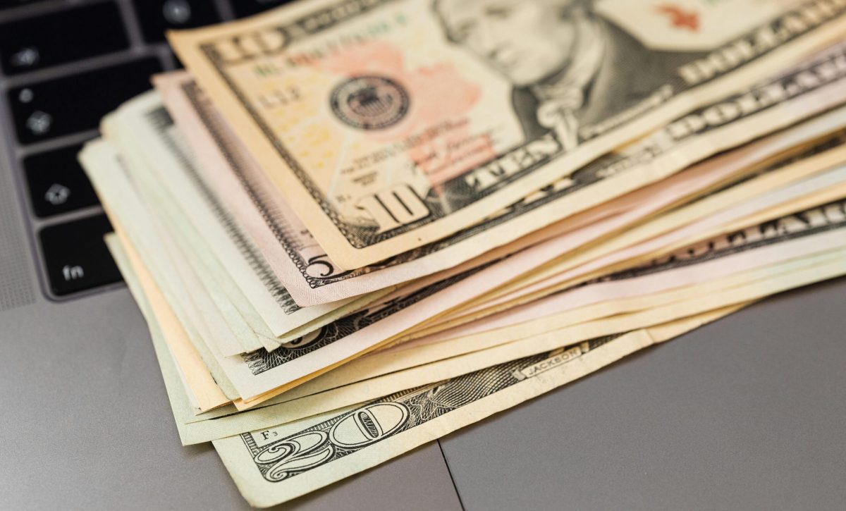 Salario básico unificado 2026 entra en debate con tope oficial de USD 20.