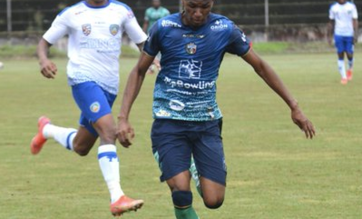 El cantante puertorriqueño Bad Bunny y el actor Adam Sandler, en una escena de Juego de Locura 2.