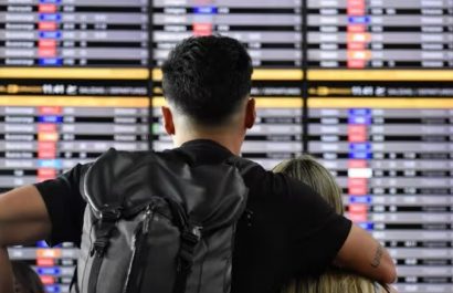 Una pareja observa los paneles de información de vuelos en el Aeropuerto Internacional El Dorado de Bogotá, Colombia. FOTO: Europa Press.