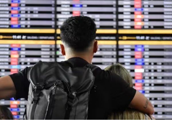 Una pareja observa los paneles de información de vuelos en el Aeropuerto Internacional El Dorado de Bogotá, Colombia. FOTO: Europa Press.