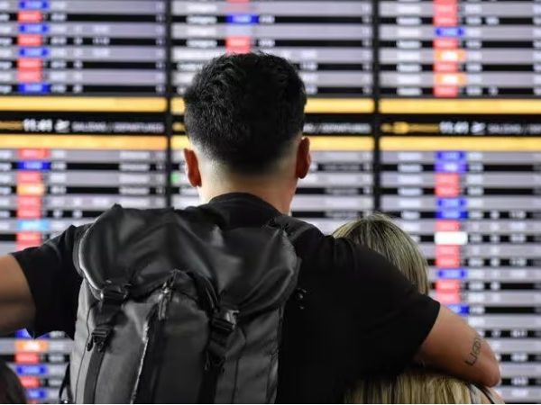 Una pareja observa los paneles de información de vuelos en el Aeropuerto Internacional El Dorado de Bogotá, Colombia. FOTO: Europa Press.