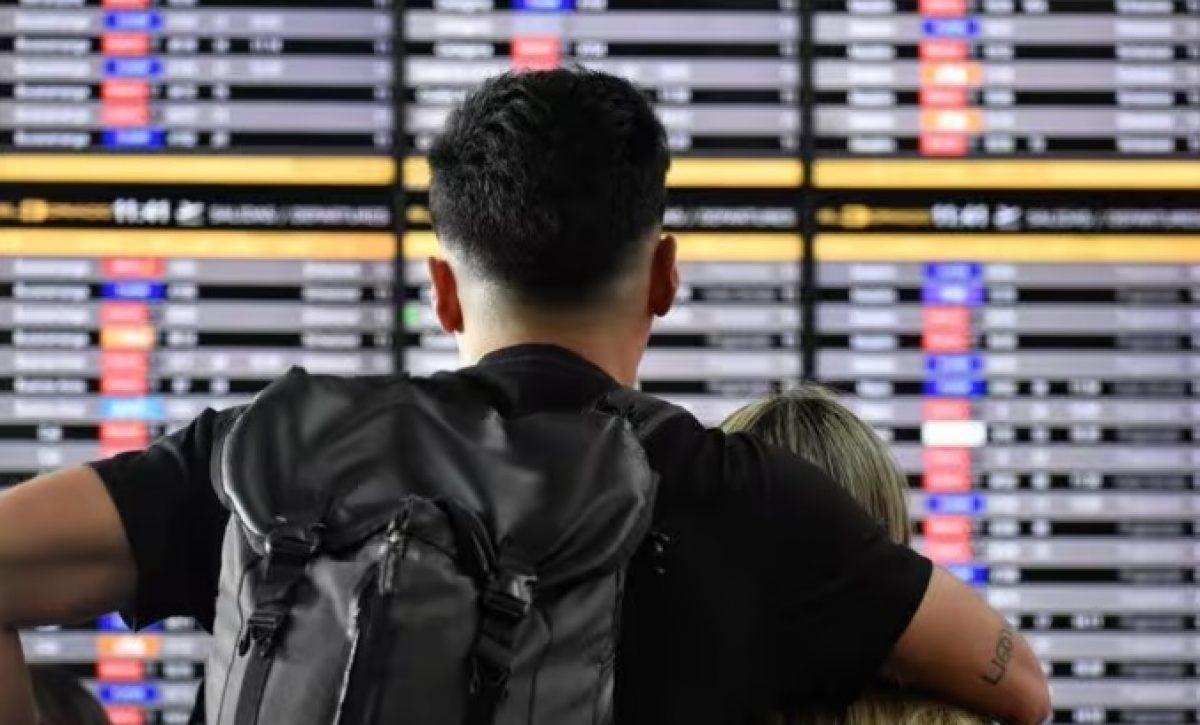 Una pareja observa los paneles de información de vuelos en el Aeropuerto Internacional El Dorado de Bogotá, Colombia. FOTO: Europa Press.
