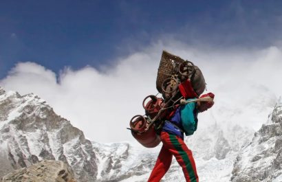 Los sherpas nepalíes son quienes se ocupan de llevar los bultos más pesados durante el ascenso al Everest.