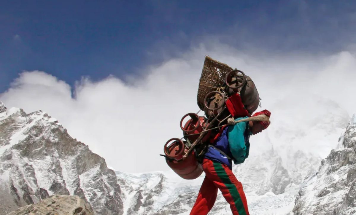 Los sherpas nepalíes son quienes se ocupan de llevar los bultos más pesados durante el ascenso al Everest.