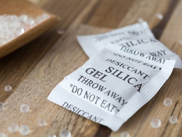Pequeñas pero útiles: las bolsas de gel de sílice salvan tus productos sin que lo sepas