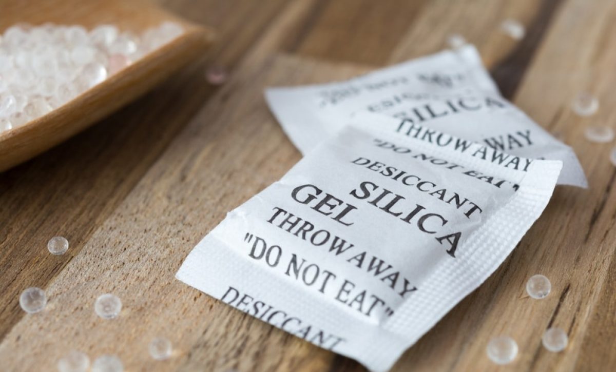 Pequeñas pero útiles: las bolsas de gel de sílice salvan tus productos sin que lo sepas