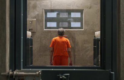 Reclusos peligrosos, incluido Jorge Glas, llegan a la cárcel del Encuentro en Ecuador.