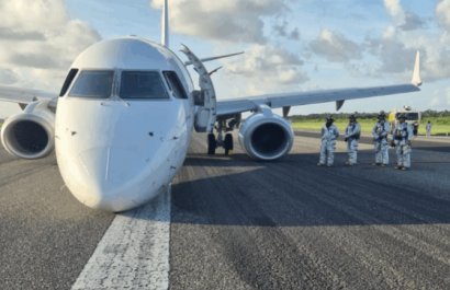 Un avión aterriza de emergencia en el aeropuerto de Santo Domingo, sin tren delantero