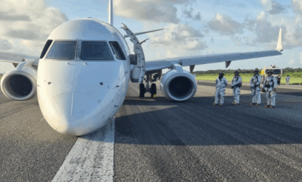 Un avión aterriza de emergencia en el aeropuerto de Santo Domingo, sin tren delantero