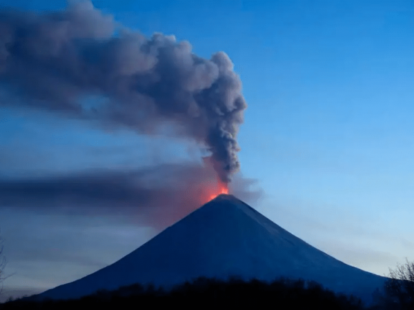 Rusia: Poderoso volcán hace erupción en medio de terremoto masivo