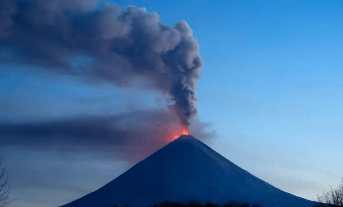 Rusia: Poderoso volcán hace erupción en medio de terremoto masivo