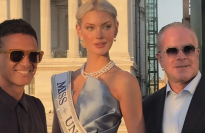 El empresario Omar Harfuch junto a Victoria Kjaer, actual Miss Universo, y Raúl Rocha, presidente del certamen.