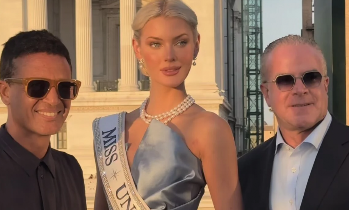 El empresario Omar Harfuch junto a Victoria Kjaer, actual Miss Universo, y Raúl Rocha, presidente del certamen.