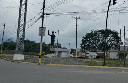 ¿Ciclista sin bicicleta La escultura que causa curiosidad en la vía Aventura