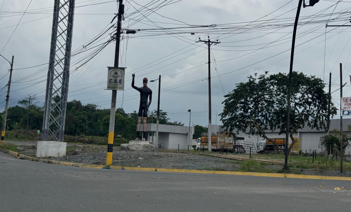 ¿Ciclista sin bicicleta La escultura que causa curiosidad en la vía Aventura